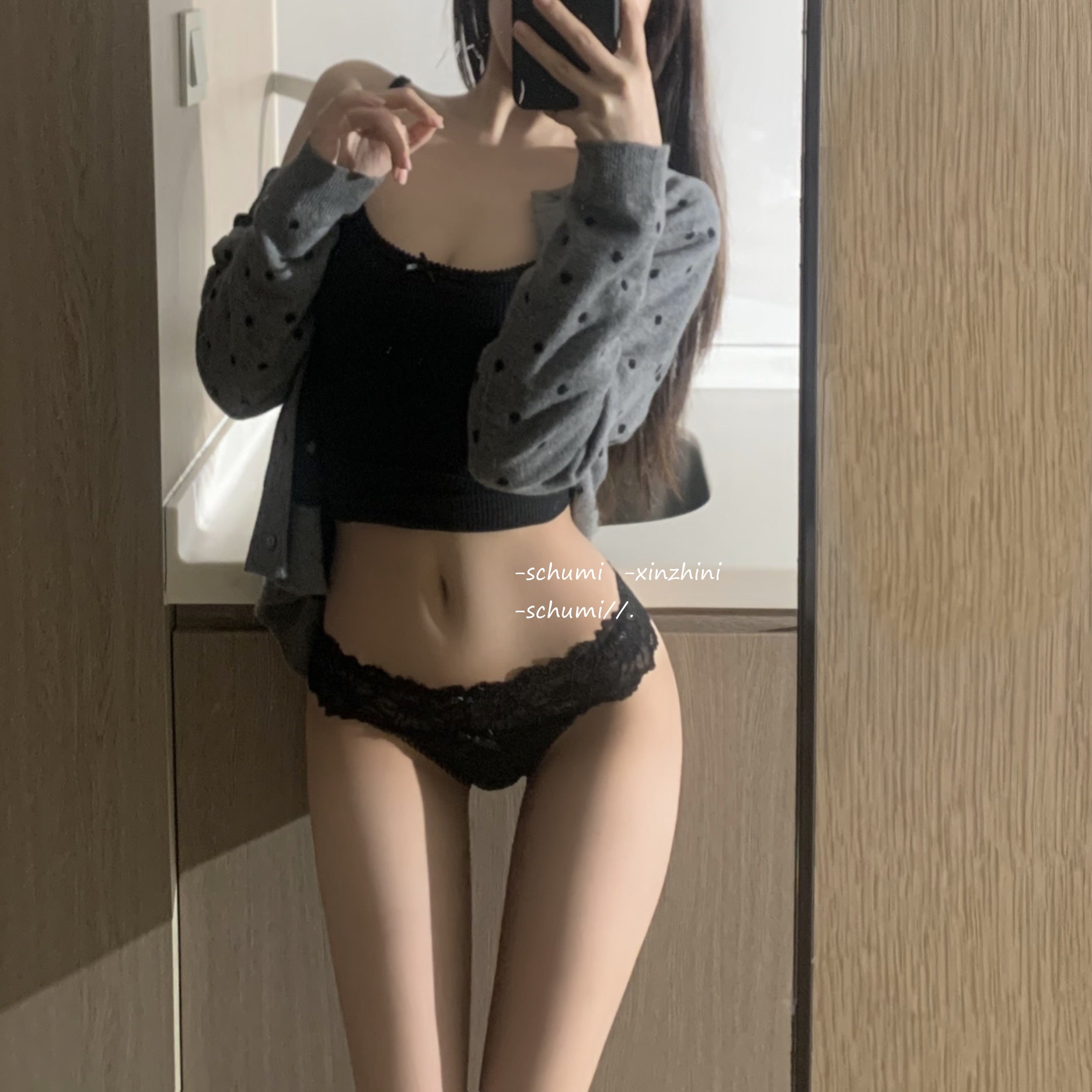 Tanga con encaje y cinta entrelazada