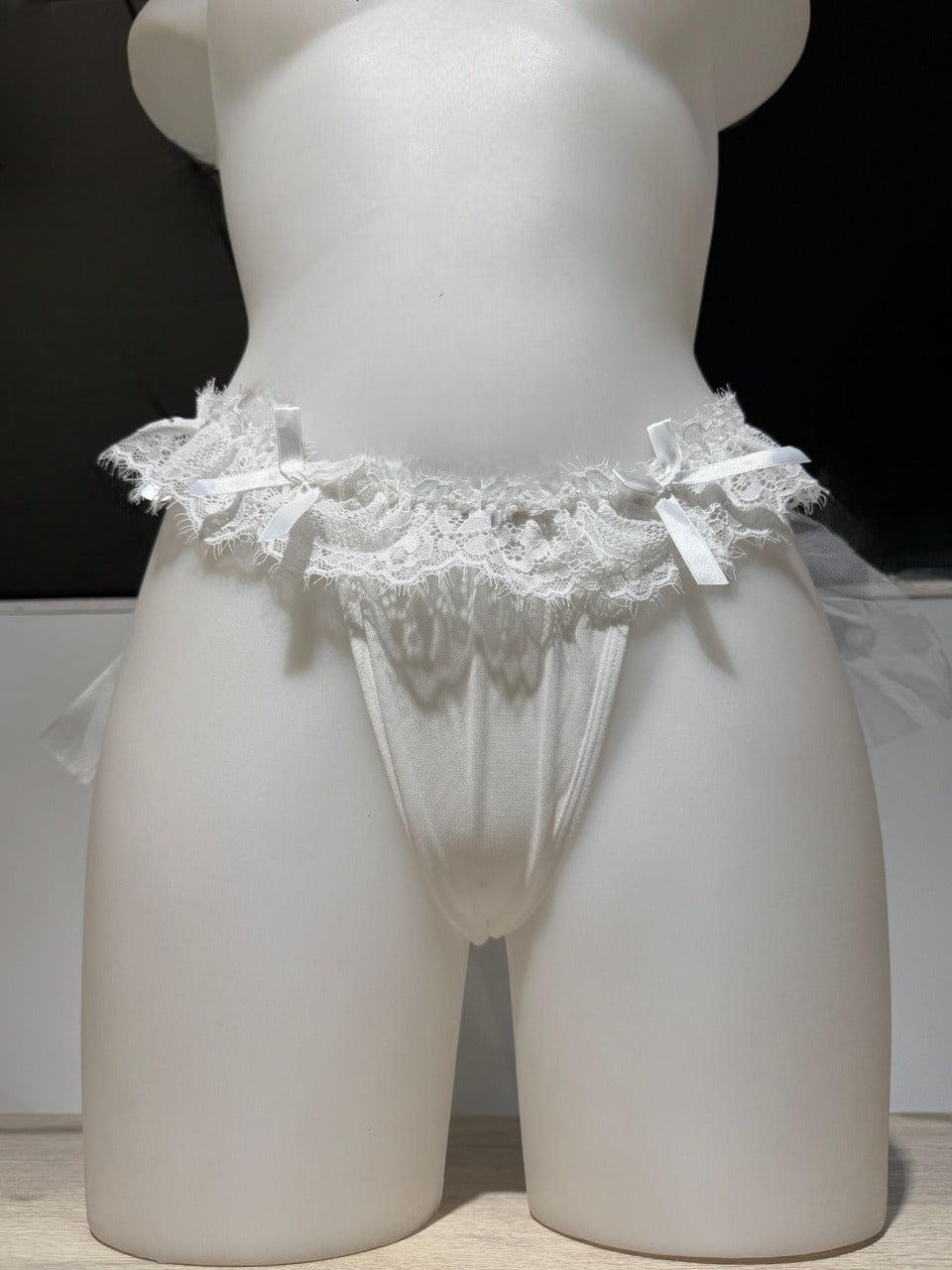 Tanga con Falda Encaje Lazos