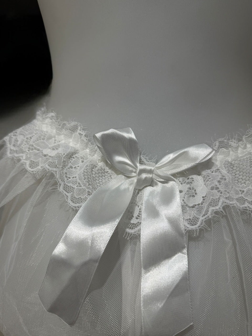 Tanga con Falda Encaje Lazos