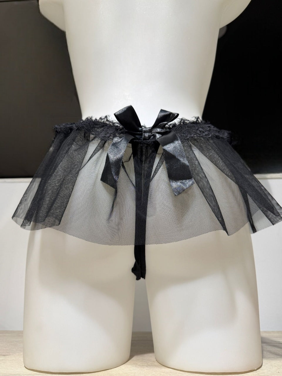 Tanga con Falda Encaje Lazos