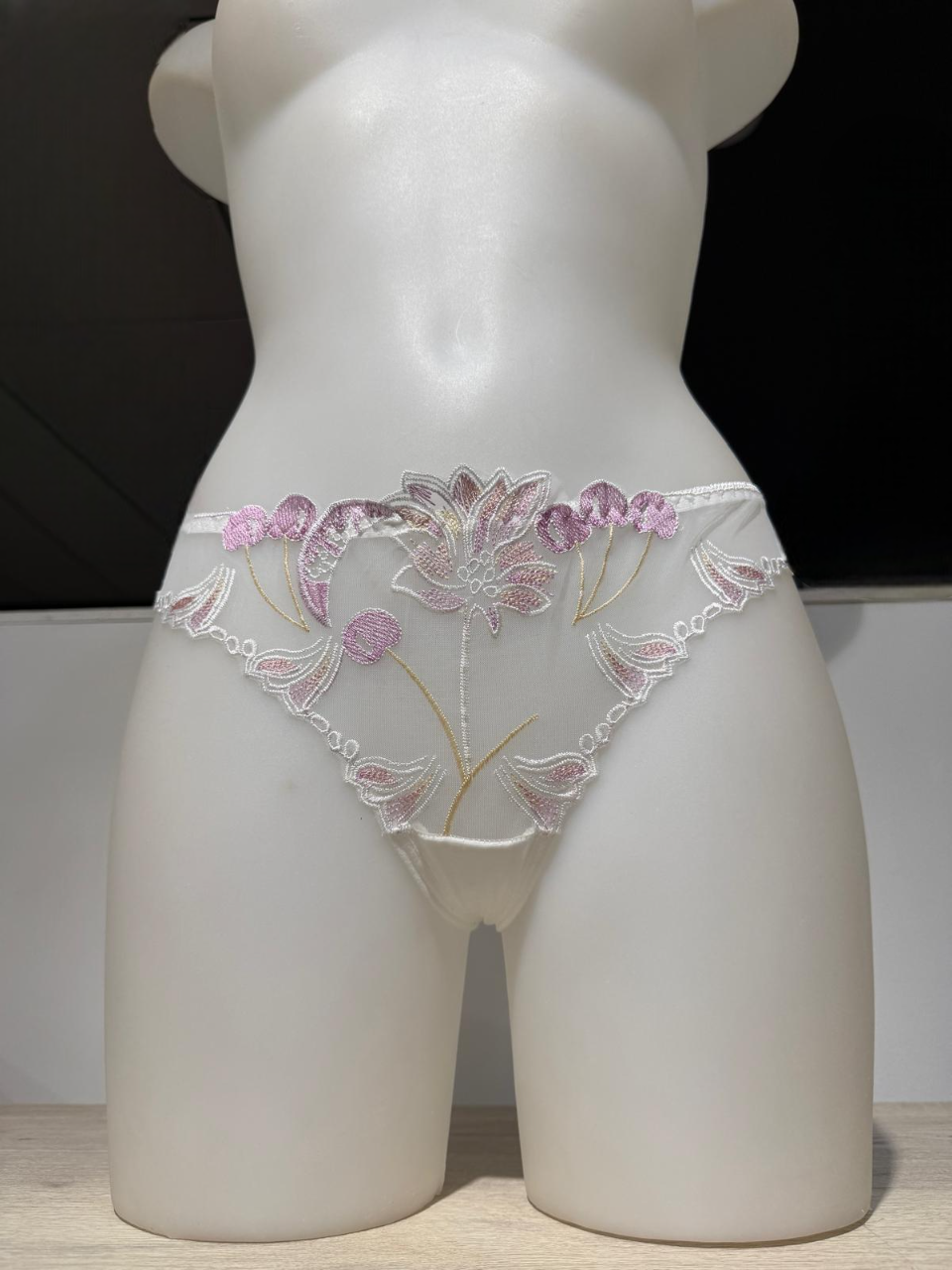 Tanga con bordado floral