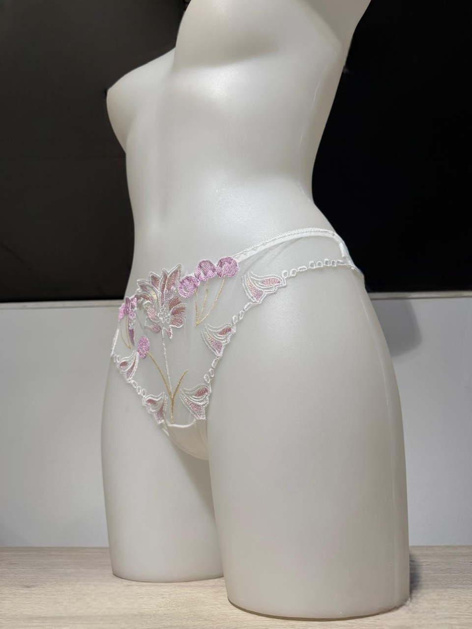 Tanga con bordado floral