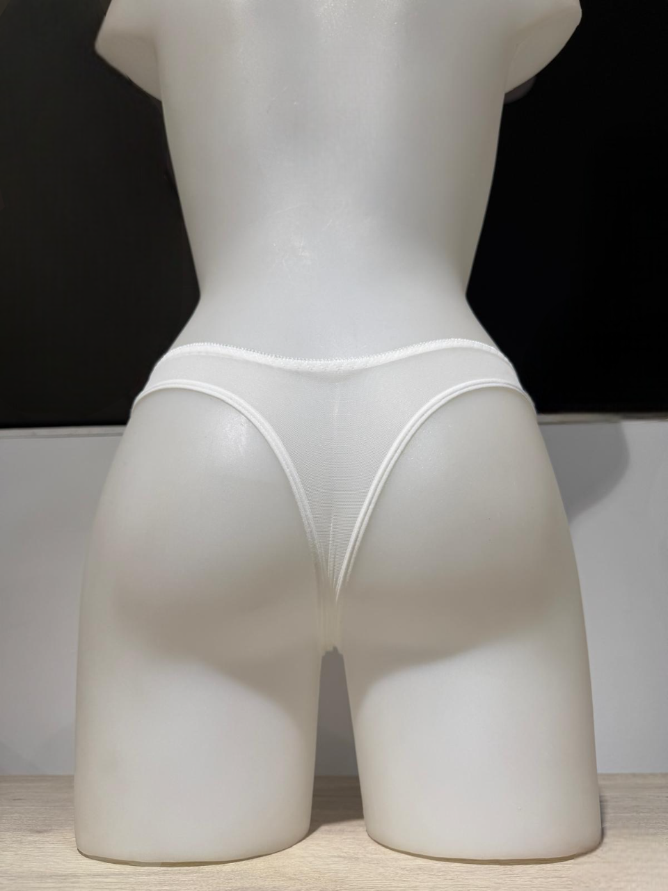 Tanga con bordado floral