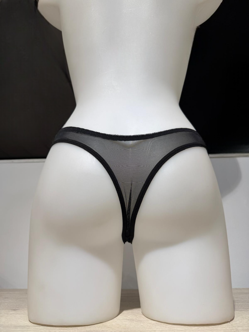 Tanga con bordado floral