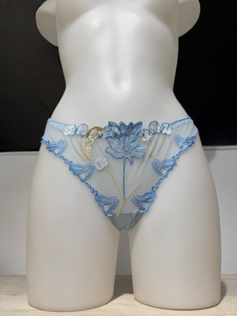 Tanga con bordado floral