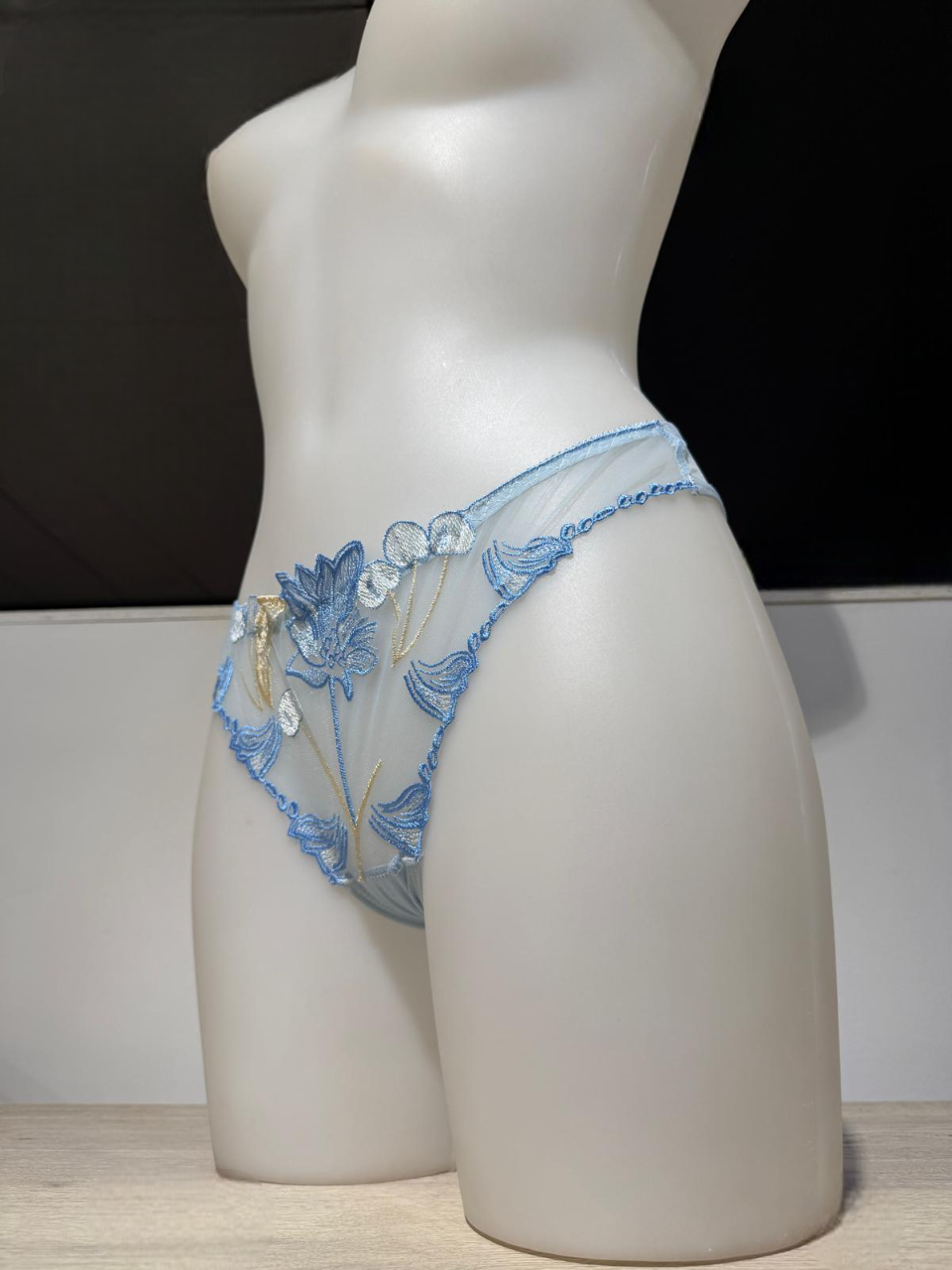 Tanga con bordado floral