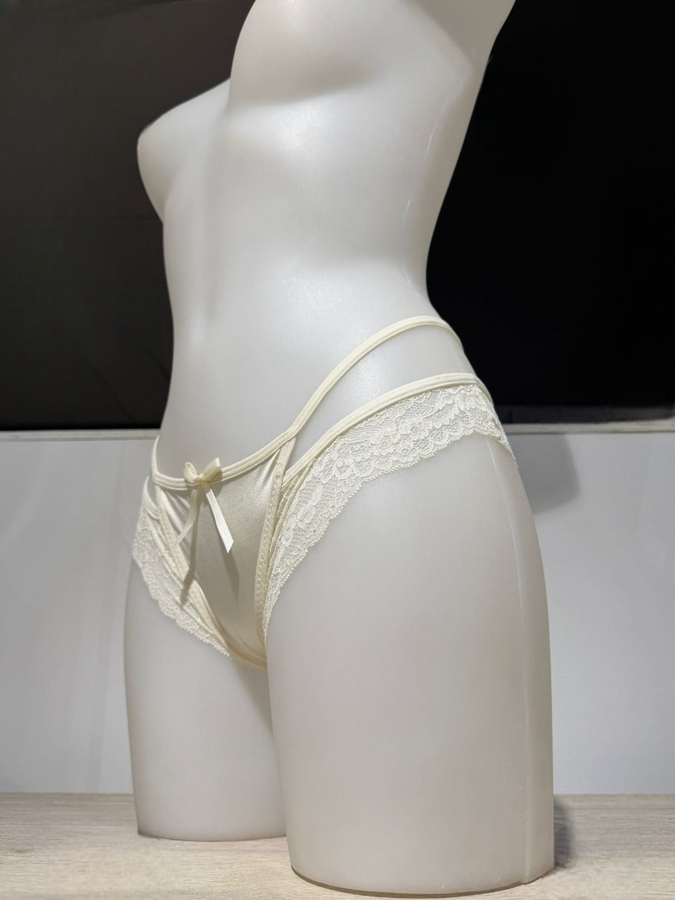 Braga con encaje y cintas laterales elásticas