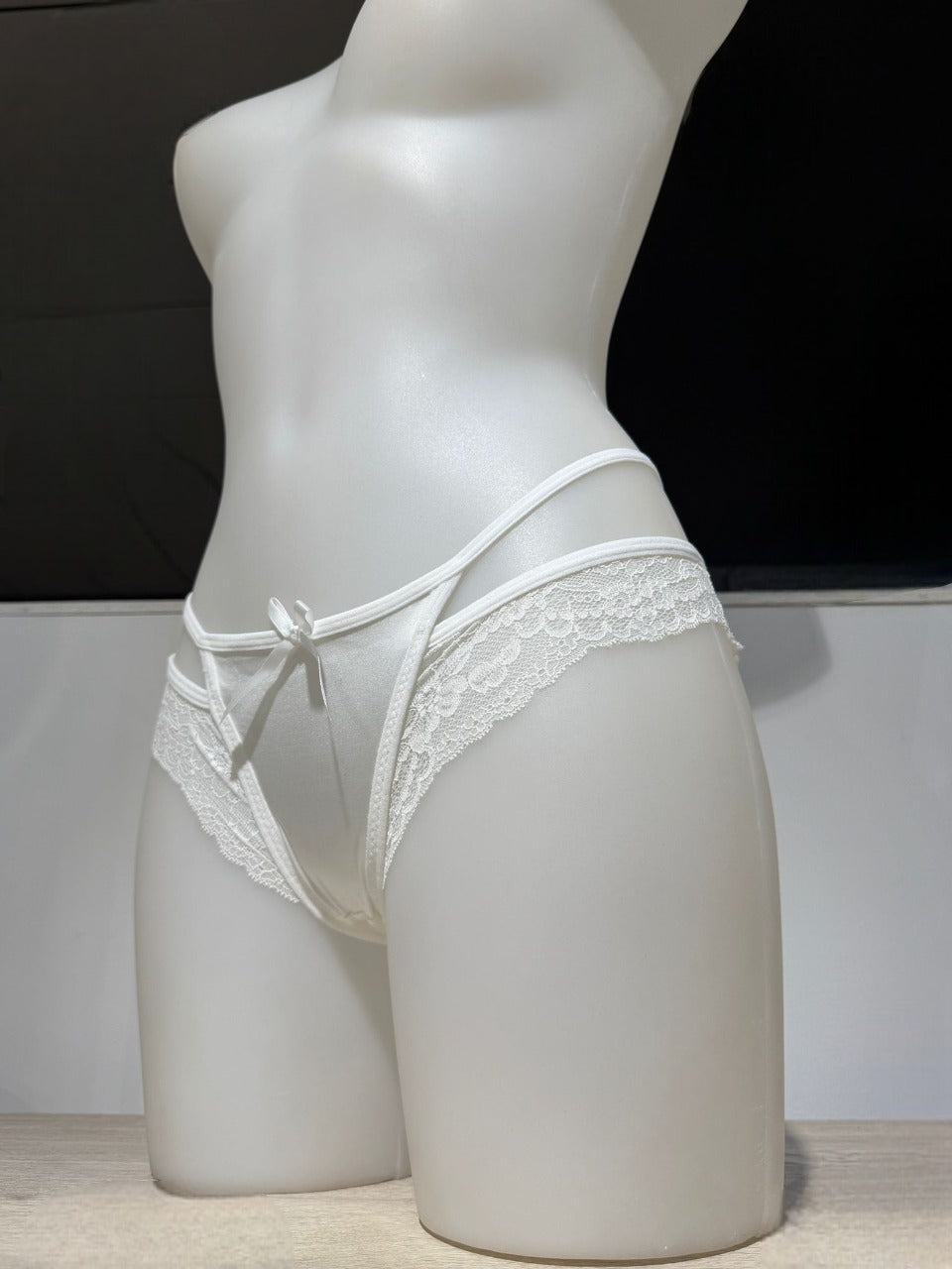 Braga con encaje y cintas laterales elásticas