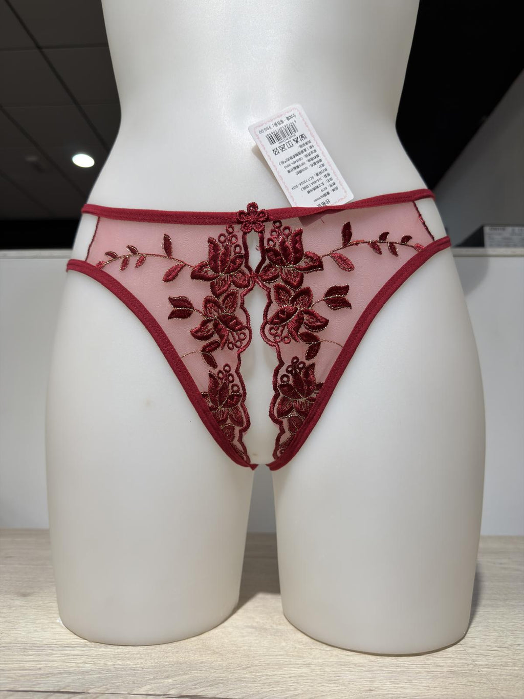 Tanga abierto con encaje y bordado
