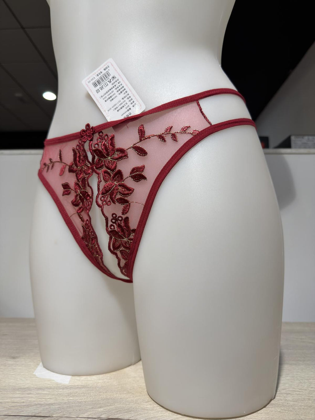 Tanga abierto con encaje y bordado