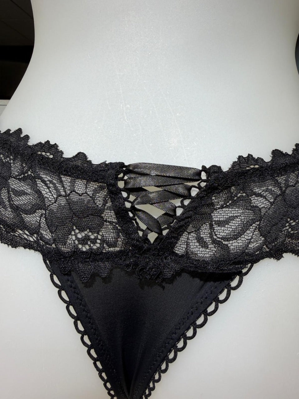 Tanga con encaje y cinta entrelazada