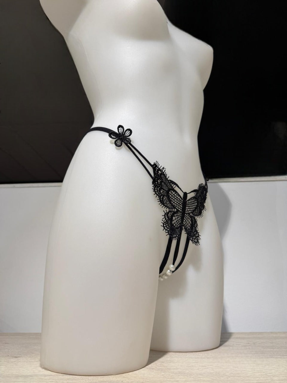 Tanga Mariposa con perlas y cinta elástica