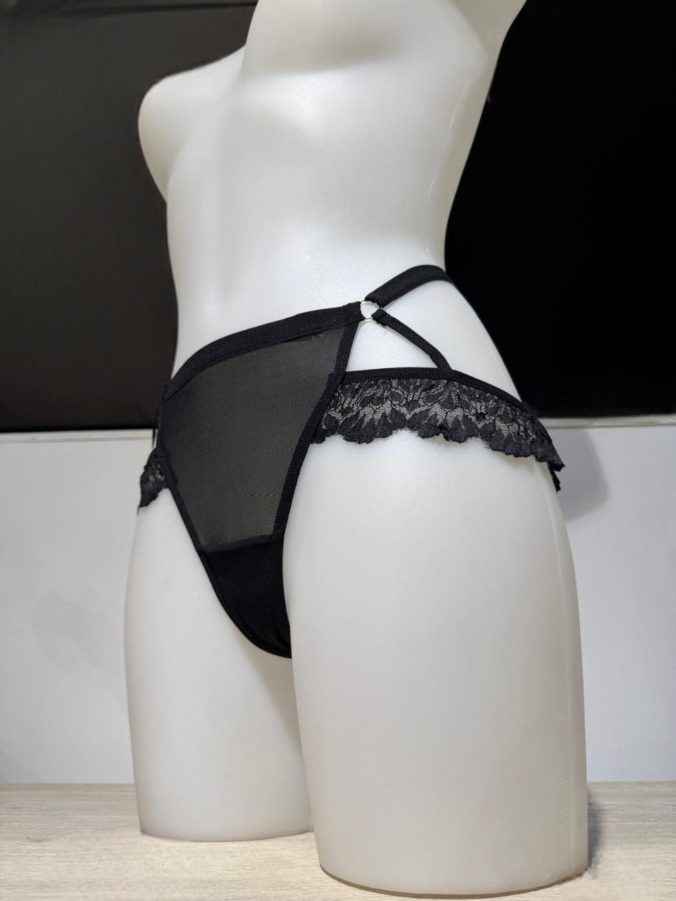 Tanga liso con efecto liga y suspensiones