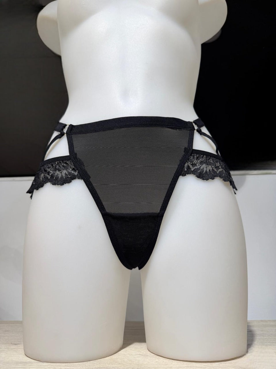 Tanga liso con efecto liga y suspensiones