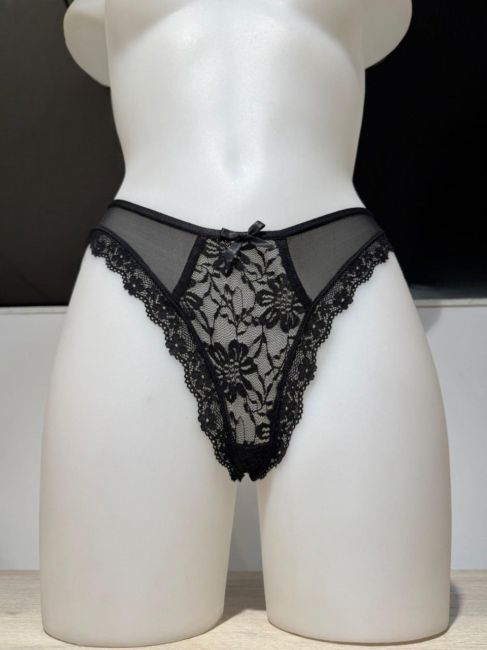 Tanga con encaje floral con lazo y cintas elásticas traseras