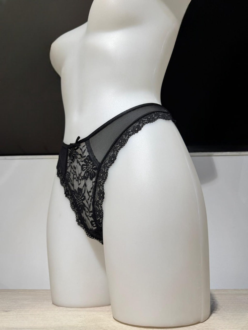 Tanga con encaje floral con lazo y cintas elásticas traseras