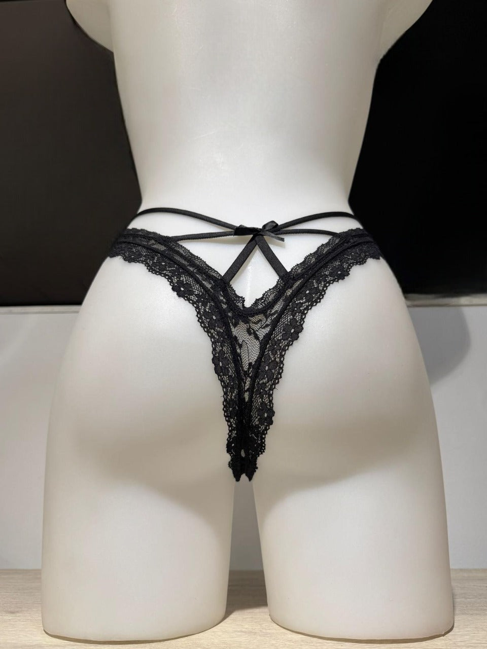 Tanga con encaje floral con lazo y cintas elásticas traseras
