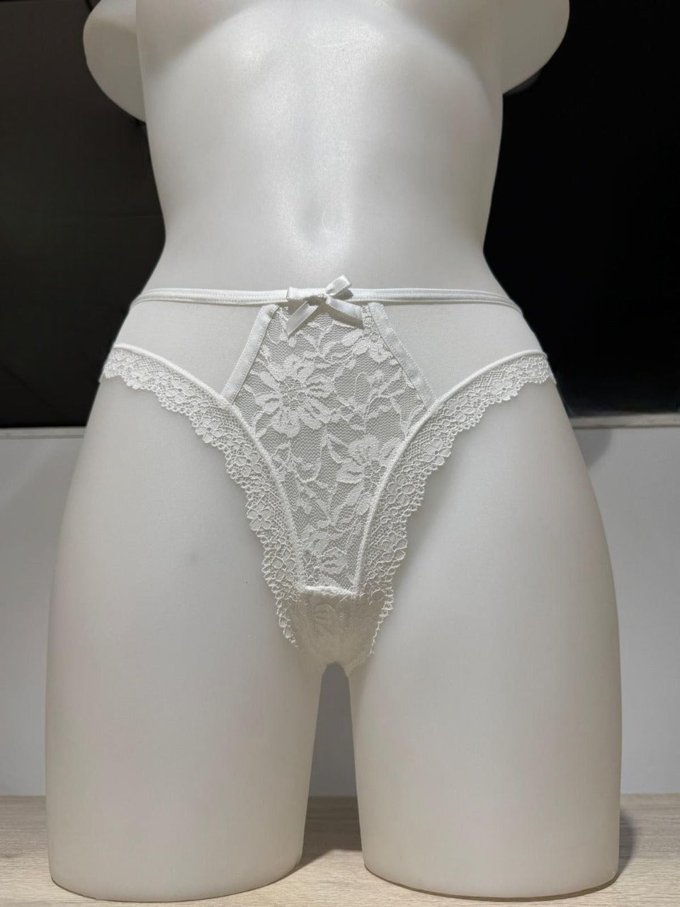 Tanga con encaje floral con lazo y cintas elásticas traseras