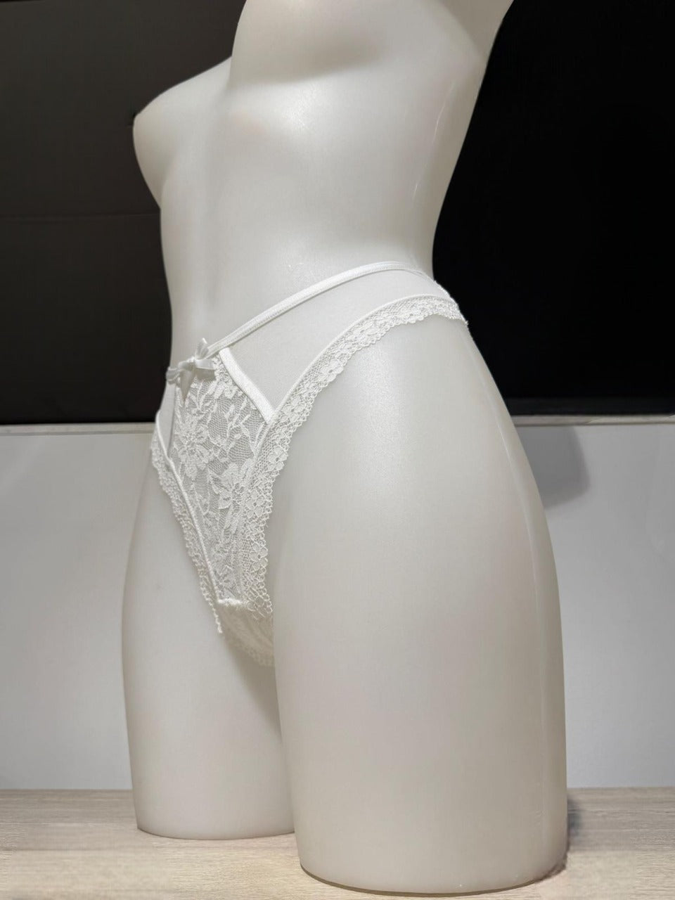 Tanga con encaje floral con lazo y cintas elásticas traseras