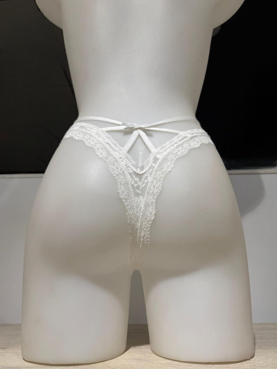 Tanga con encaje floral con lazo y cintas elásticas traseras