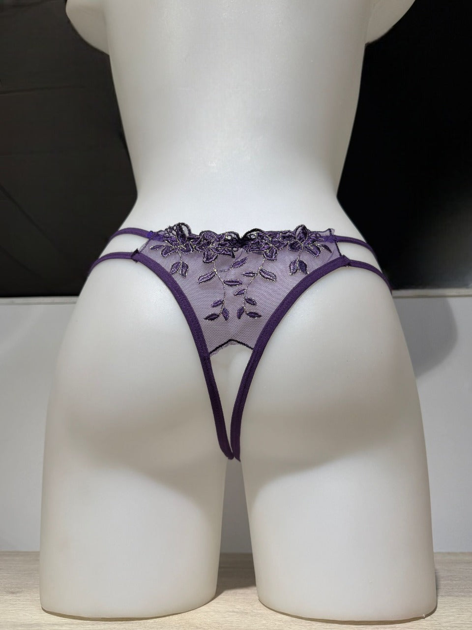 Tanga abierto con encaje y bordado