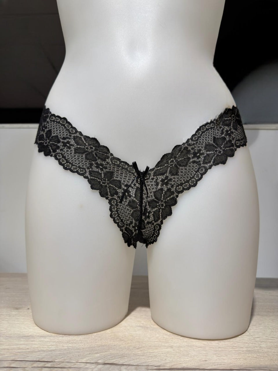 Tanga con encaje y lazo