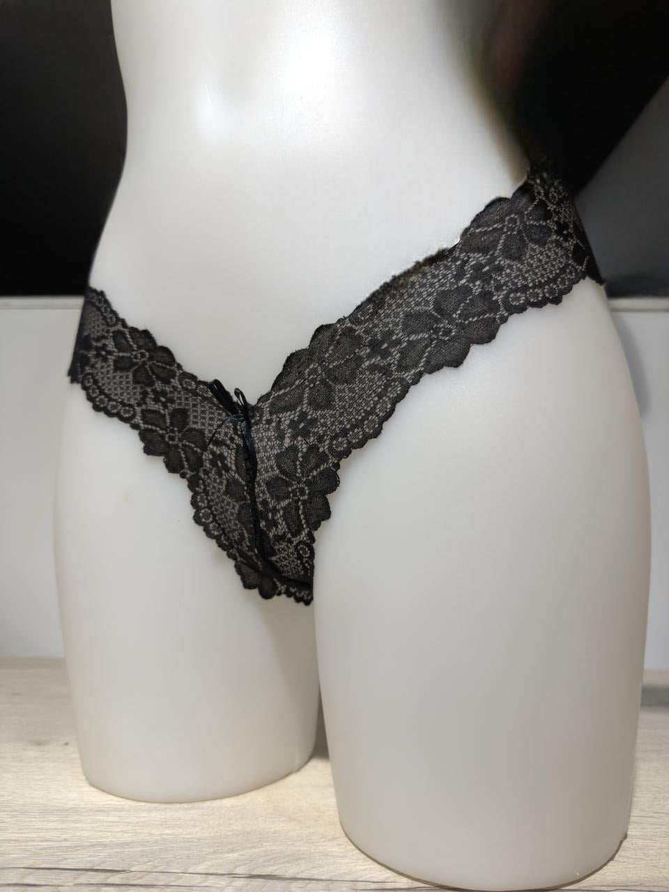 Tanga con encaje y lazo