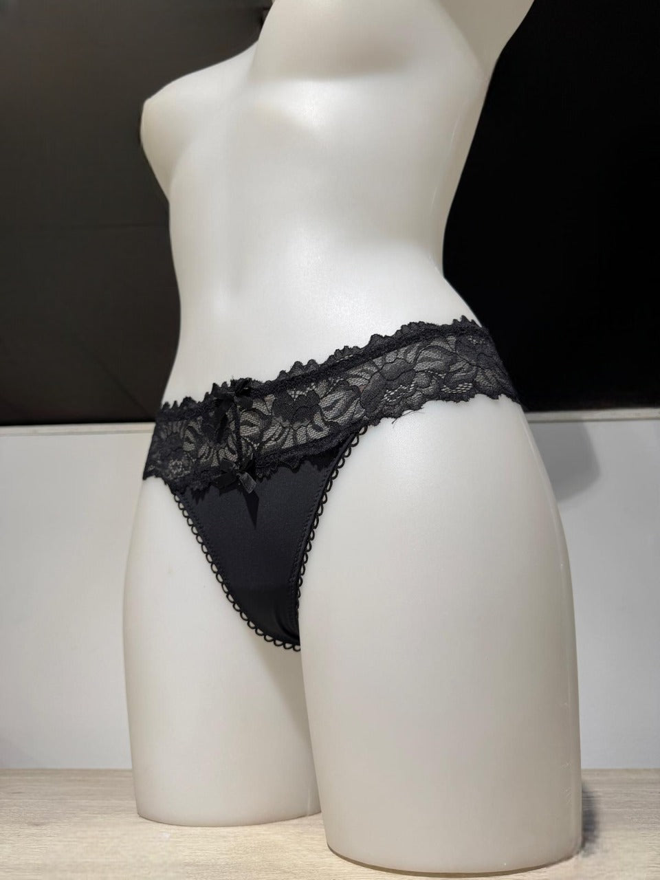 Tanga con encaje y cinta entrelazada