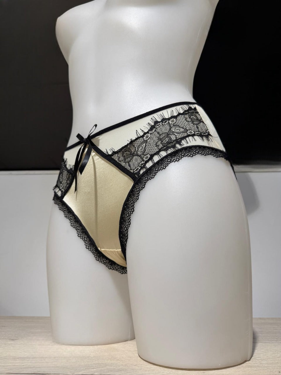 Braga con encaje y lazo negro