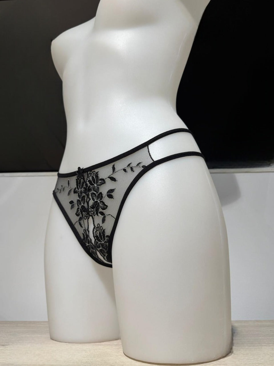 Tanga abierto con encaje y bordado