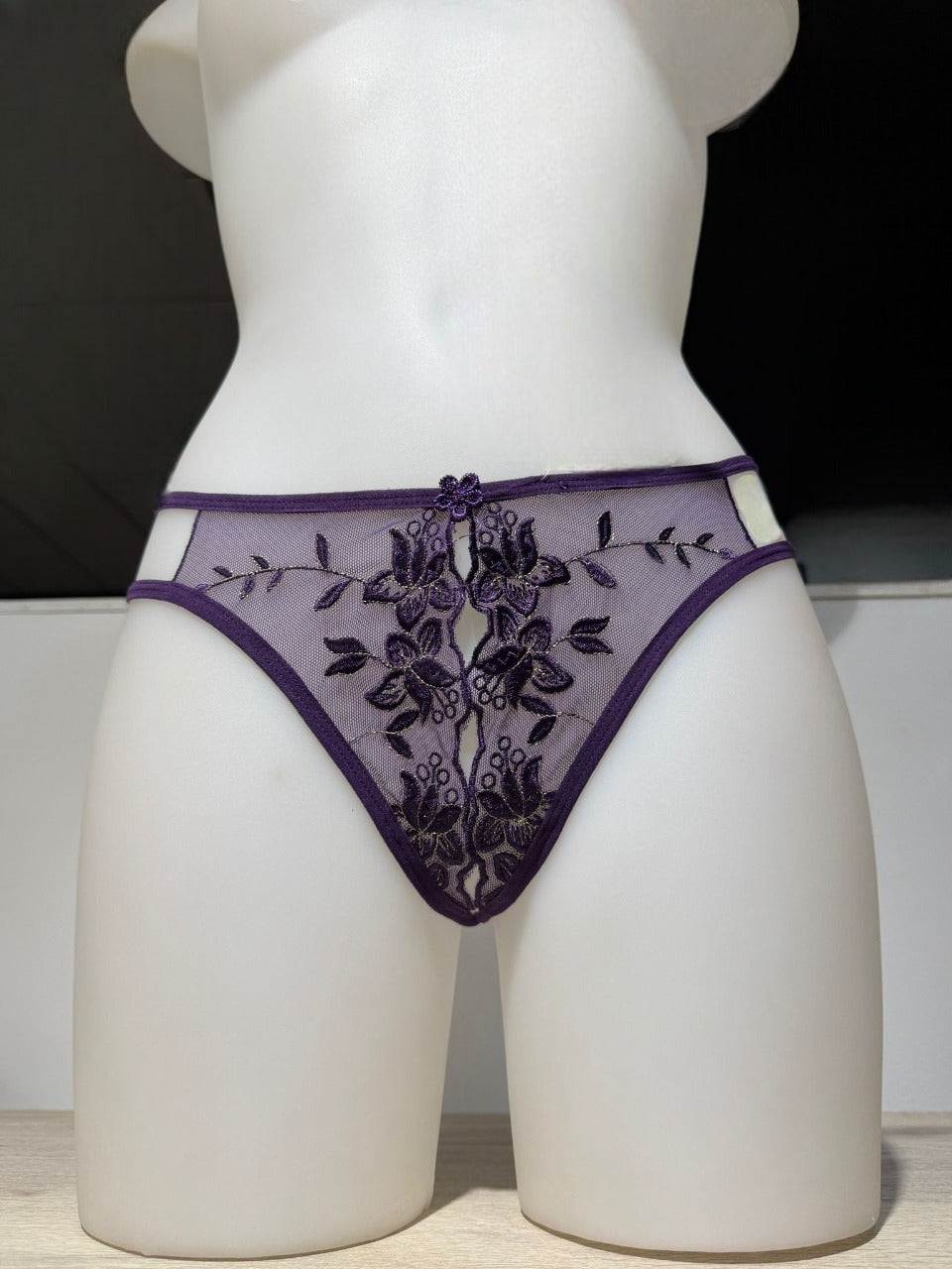 Tanga abierto con encaje y bordado