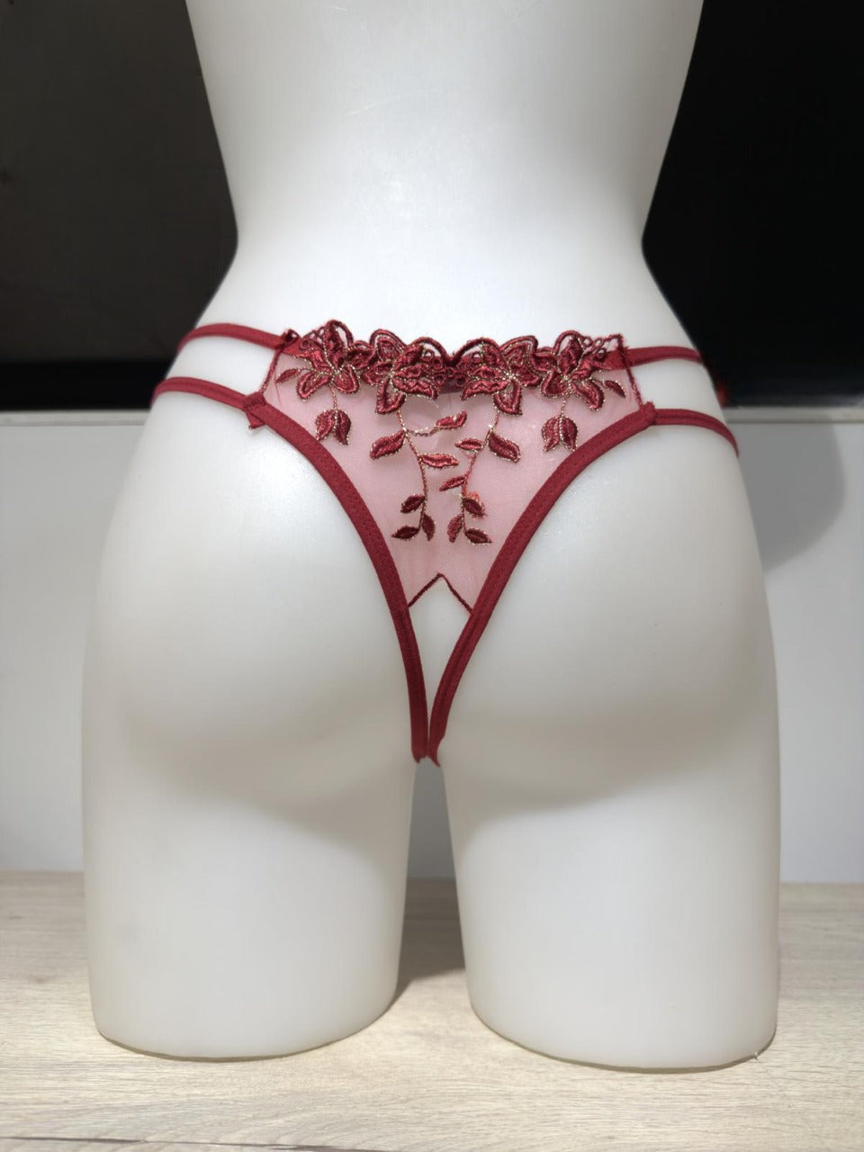 Tanga abierto con encaje y bordado