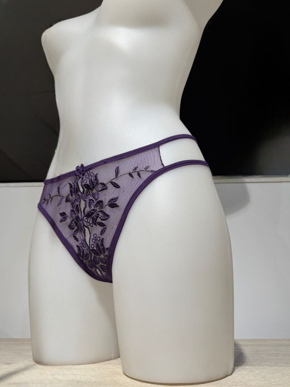 Tanga abierto con encaje y bordado