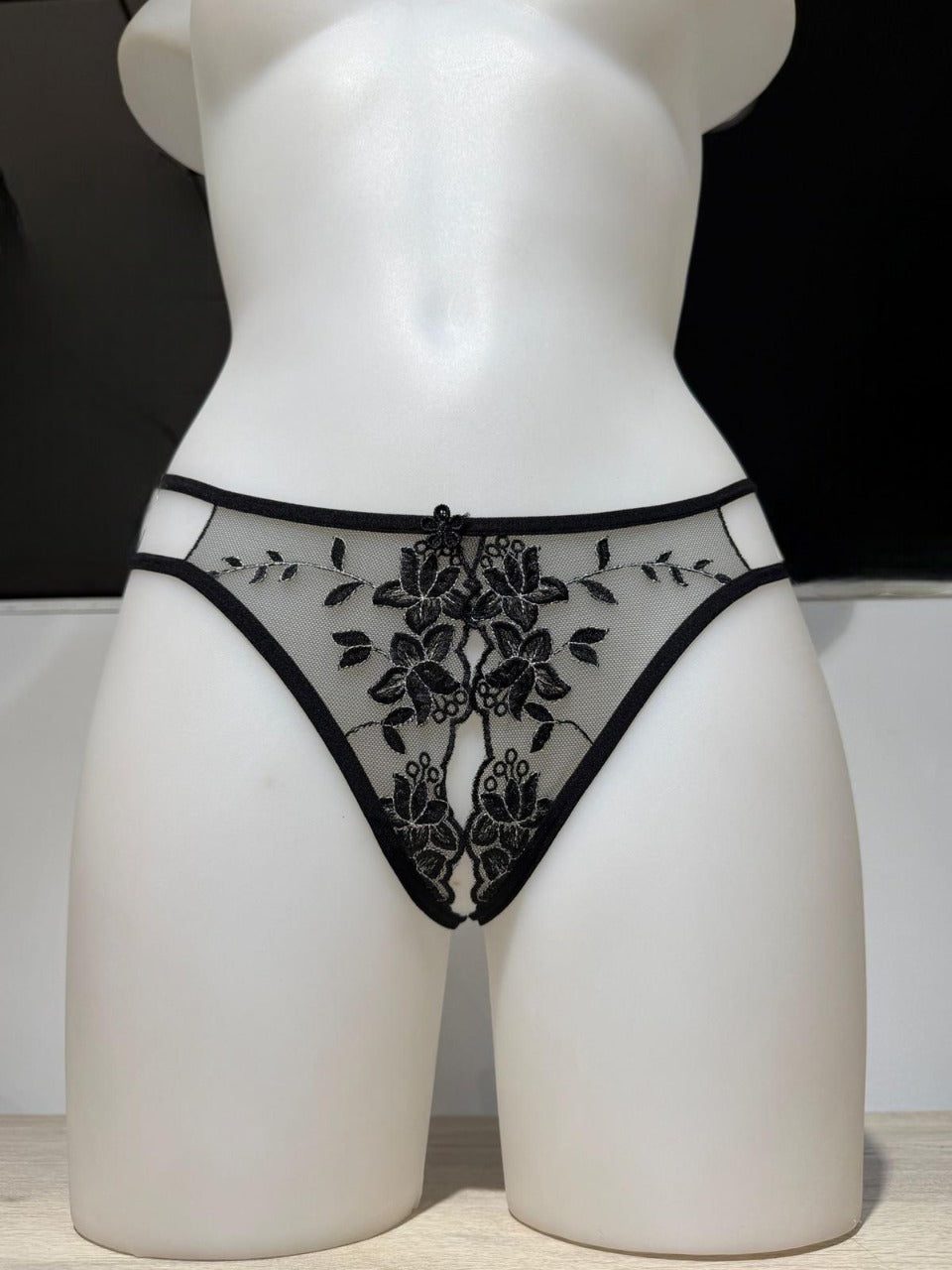 Tanga abierto con encaje y bordado