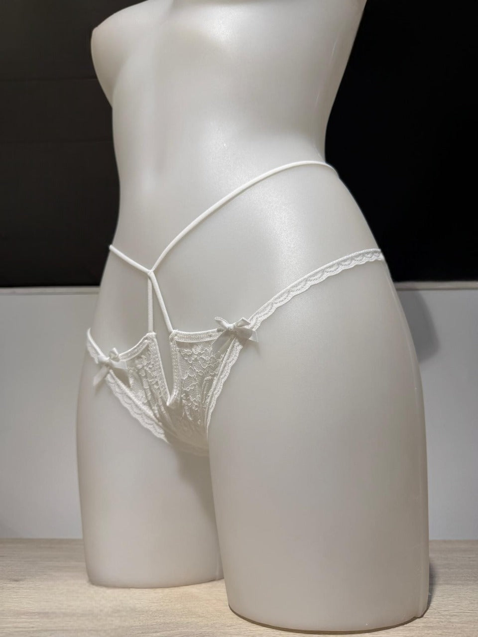 Tanga con encaje floral con lazo y cintas elásticas