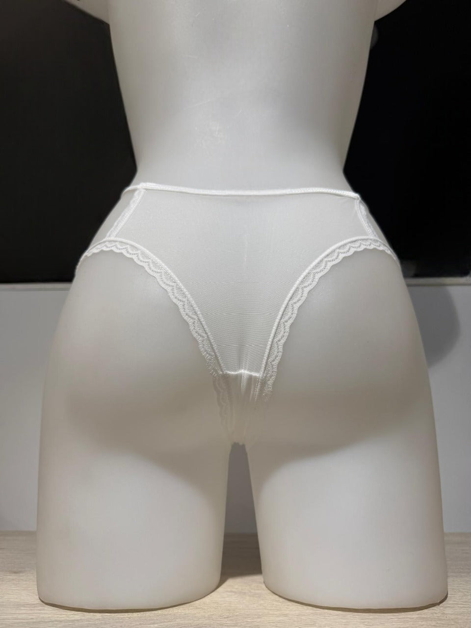 Tanga con encaje floral con lazo y cintas elásticas