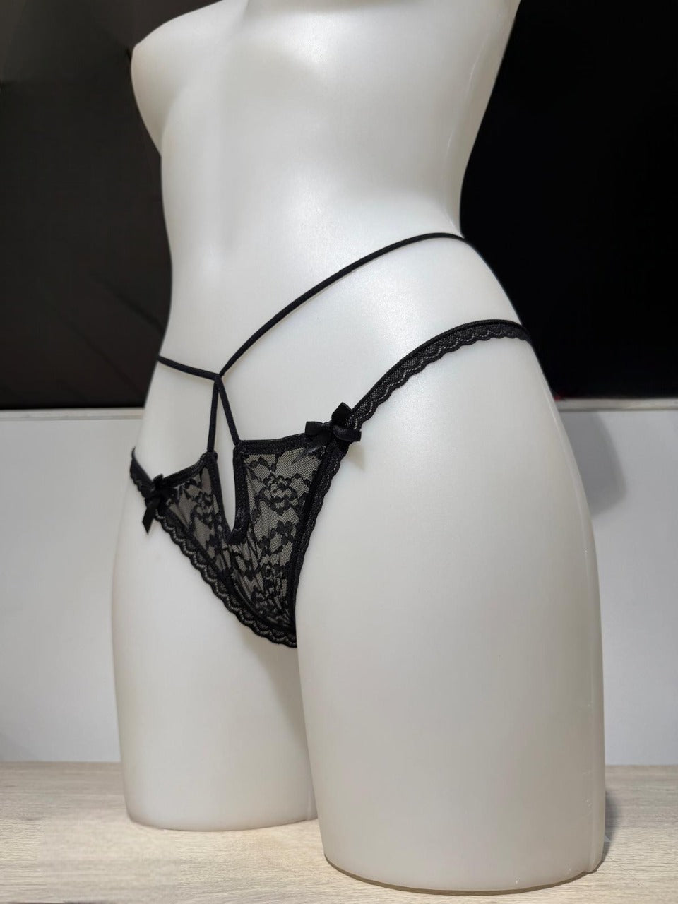 Tanga con encaje floral con lazo y cintas elásticas