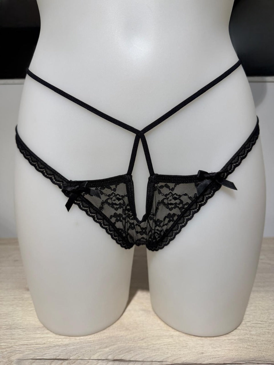 Tanga con encaje floral con lazo y cintas elásticas