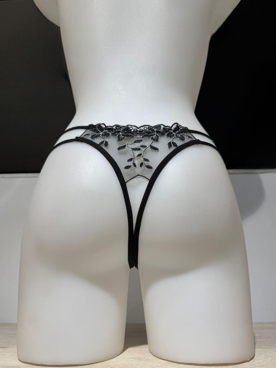 Tanga abierto con encaje y bordado