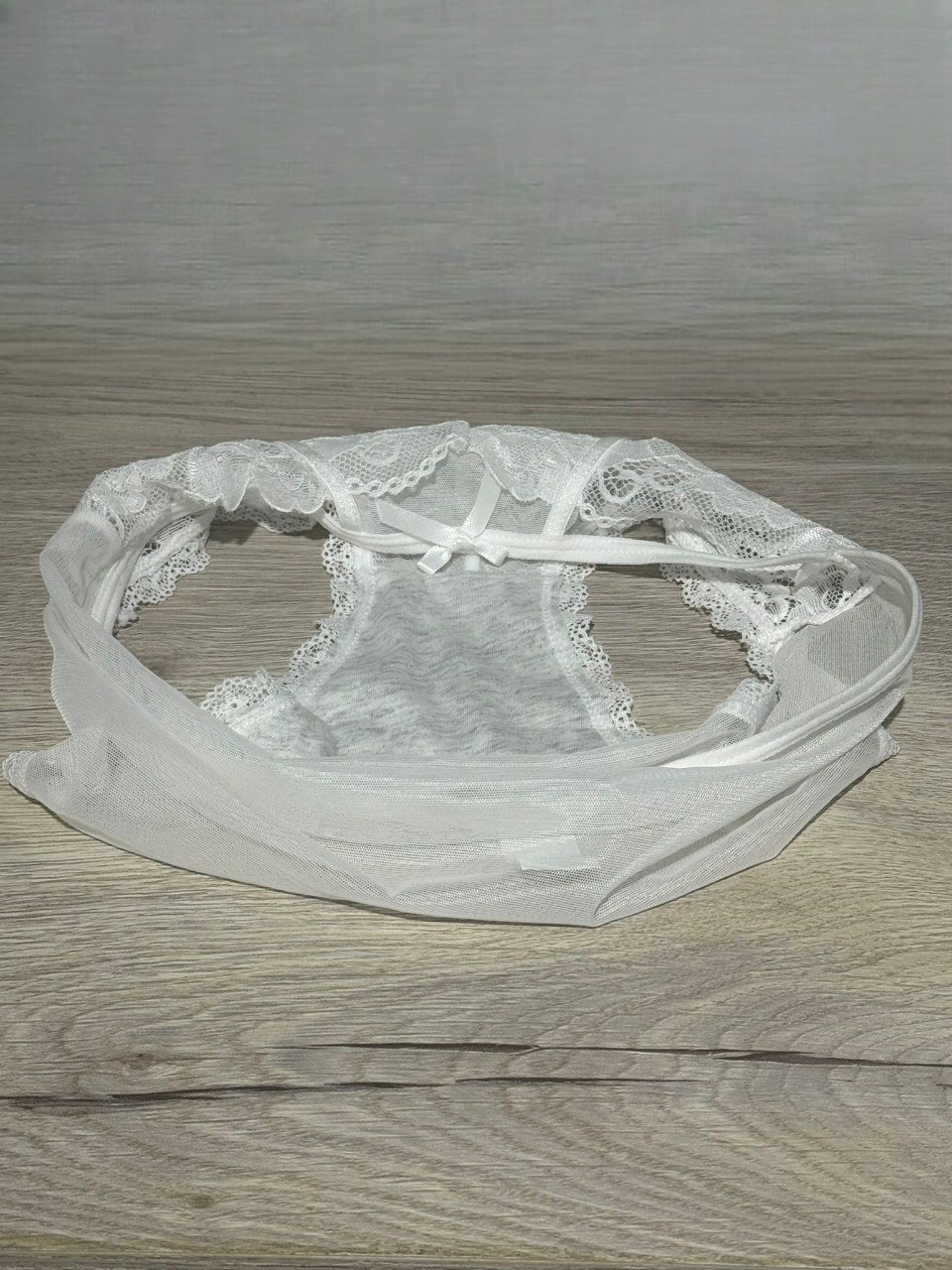 Braga con encaje floral y lazo blanco