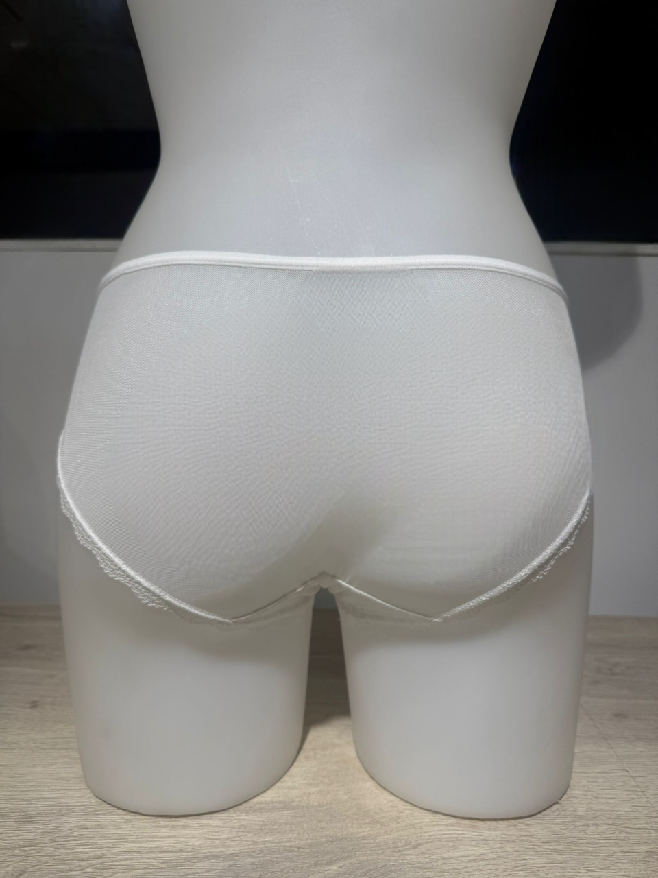 Braga con encaje floral y lazo blanco