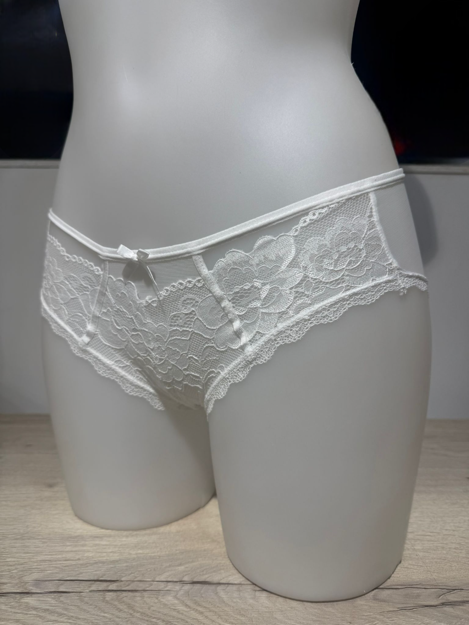 Braga con encaje floral y lazo blanco