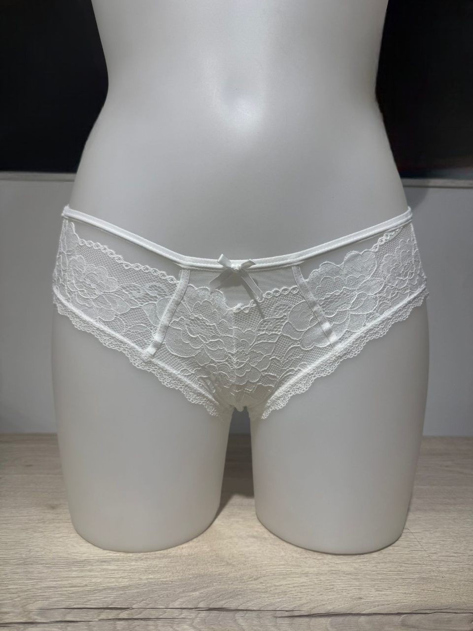 Braga con encaje floral y lazo blanco